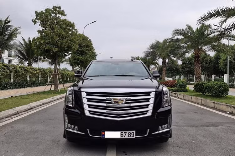 Nước Mỹ không chỉ là xứ sở sản sinh ra các mẫu bán tải đồ sộ quốc gia này còn mang đến những chiếc xe SUV có vẻ ngoài cao lớn, mạnh mẽ mà điển hình là Cadillac Escalade hạng sang. Mang một ngoại hình cao lớn khác biệt Cadillac Escalade rất được các nguyên thủ trên thế giới, các nhân vật nổi tiếng ưa chuộng khi chọn làm phương tiện di chuyển.