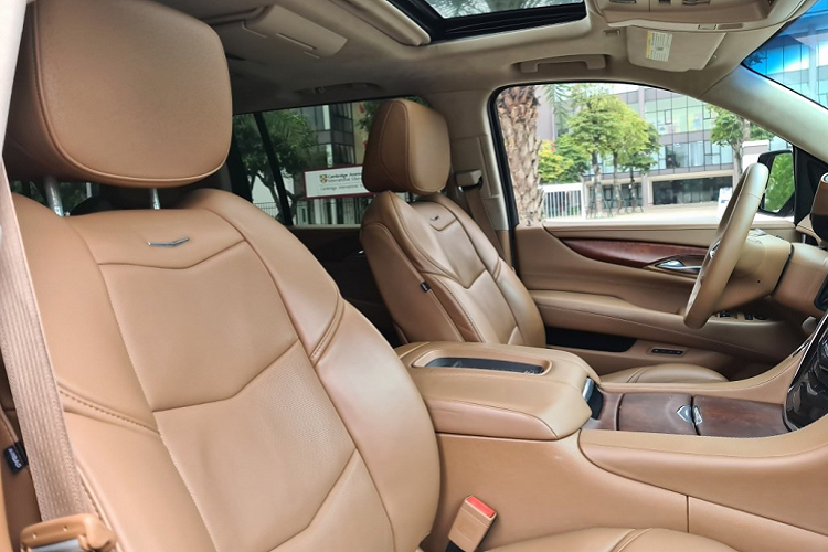 Hành khách di chuyển giữa 2 hàng ghế cuối không hề gặp trở ngại. Điều hoà 3 vùng độc lập.