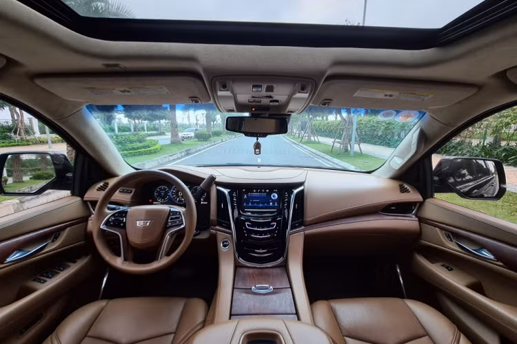 Cadillac Escalade ESV Platinum có chiều dài gần 5,7m. Với kích thước này, Escalade dài hơn hẳn các đối thủ cùng hạng như Range Rover SVAutobiography (5.000 mm), Infinity QX80 (5.340 mm), Lexus LX570 (5.080 mm). Chiều dài cơ sở ở Escalade 2015 là 3.302 mm. Ô kính lớn ở hàng ghế thứ ba trở thành đặc điểm khác biệt với các đối thủ đến từ Đức hoặc Nhật Bản.