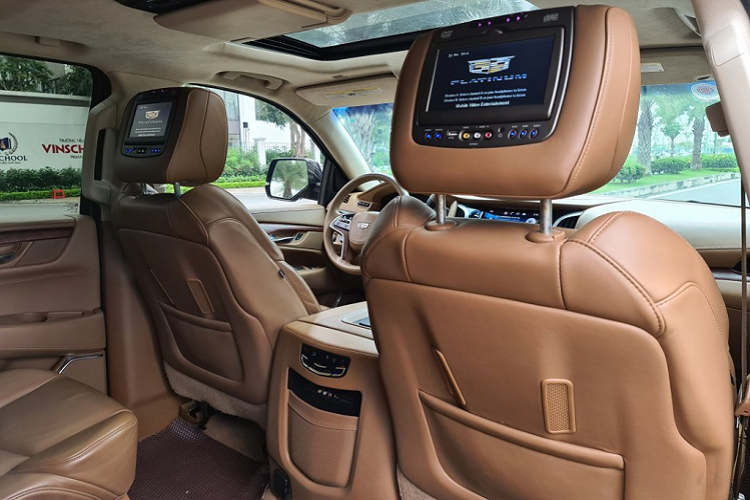 Tích hợp cần số lên vô lăng nên khoang lái Escalade có nhiều diện tích cho nhà sản xuất bố trí các khu vực để đồ. Nội thất được bọc da có tông màu nâu. Hệ thống giải trí gồm 16 loa Bose cùng Am-li, màn hình cảm ứng 8inch, tích hợp ra lệnh bằng giọng nói. Xe có sẵn màn hình HUD, sạc điện thoại không dây.