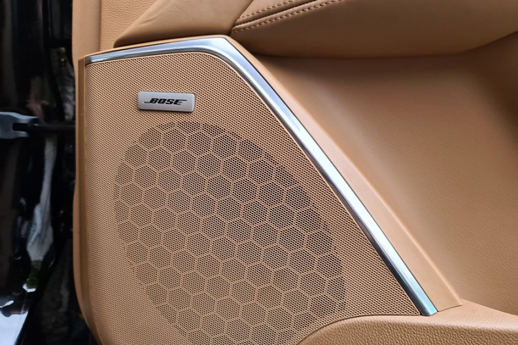 Thân xe dài, chiều cao lớn, trọng tâm cao nên Cadillac Escalade được trang bị các hệ thống tăng cường độ ổn định của xe như hệ thống chống lật, cân bằng điện tử (tiêu chuẩn cho các dòng xe của tập đoàn GM).