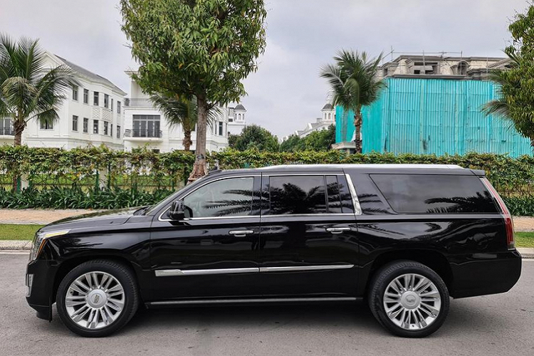 Theo công bố, Cadillac Escalade có mức tiêu hao nhiên liệu trong phố lên tới 16.8 lít/100 km, đường cao tốc là 11.7 lít/100 km. Dù thế, mức giá xe Cadillac Escalade 2015 gần 4 tỷ đồng nhưng sở hữu ngoại hình nổi bật trên phố, nội thất rộng rãi khiến nó thực sự là một mẫu xe đáng để trải nghiệm SUV sang fullsize đậm chất Mỹ như Cadillac Escalade.