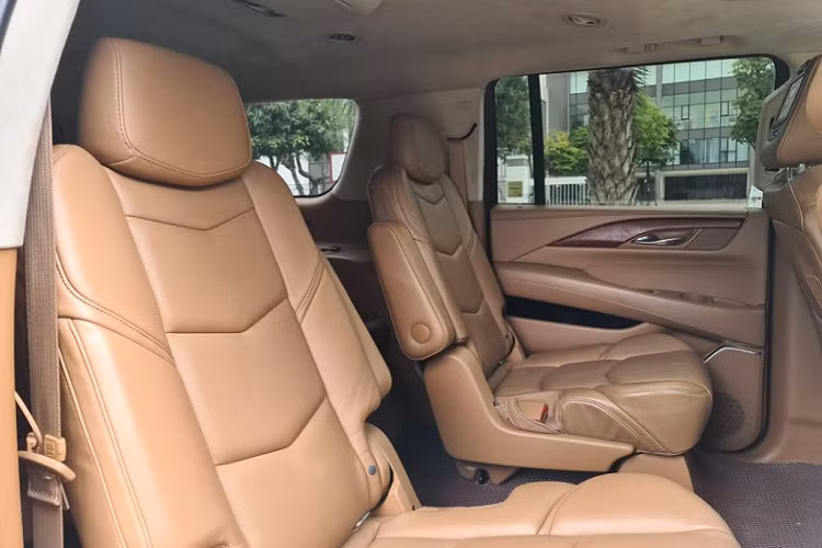 Kích thước lớn nên bên trong Cadillac Escalade có không gian cực kỳ rộng rãi. Xe cấu hình 7 chỗ ngồi với hàng ghế giữa là 2 ghế độc lập kèm bệ tỳ tay riêng, màn hình giải trí 9 inch riêng cho từng ghế. Ghế lái chỉnh điện lên tới 18 hướng, 4 chế độ đệm lưng, 3 chế độ massage cùng nhớ ghế 2 vị trí.