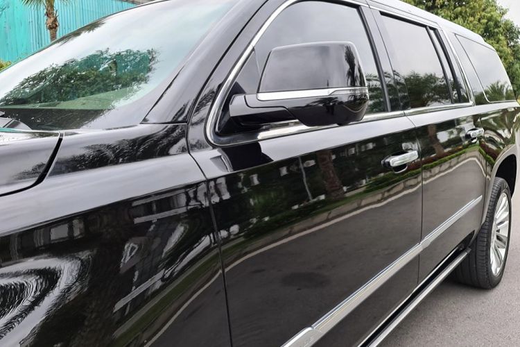 Được phát triển chung nền tảng với Chevrolet Suburban nên Cadillac Escalde cũng được trang bị động cơ xăng V8 dung tích 6.2L công suất 420 mã lực, mô-men xoắn tối đa 623 Nm, hộp số tự động 8 cấp. Động cơ này cũng được chia sẻ với mẫu VinFast President.