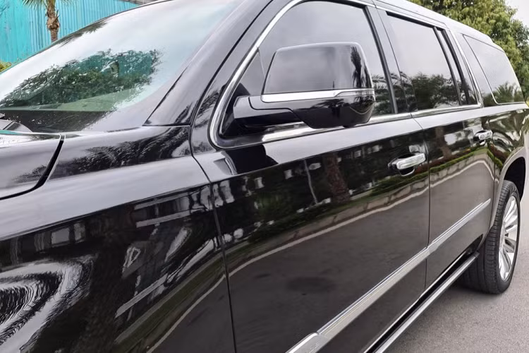 Được phát triển chung nền tảng với Chevrolet Suburban nên Cadillac Escalde cũng được trang bị động cơ xăng V8 dung tích 6.2L công suất 420 mã lực, mô-men xoắn tối đa 623 Nm, hộp số tự động 8 cấp. Động cơ này cũng được chia sẻ với mẫu VinFast President.