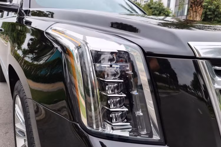 Xe vẫn có các hệ thống an toàn tiêu chuẩn như cảnh báo lệch làn, cảnh báo điểm mù, theo dõi áp suất lốp, cảnh báo tiền va chạm, cảnh báo các phương tiện từ phía sau khi lùi xe.