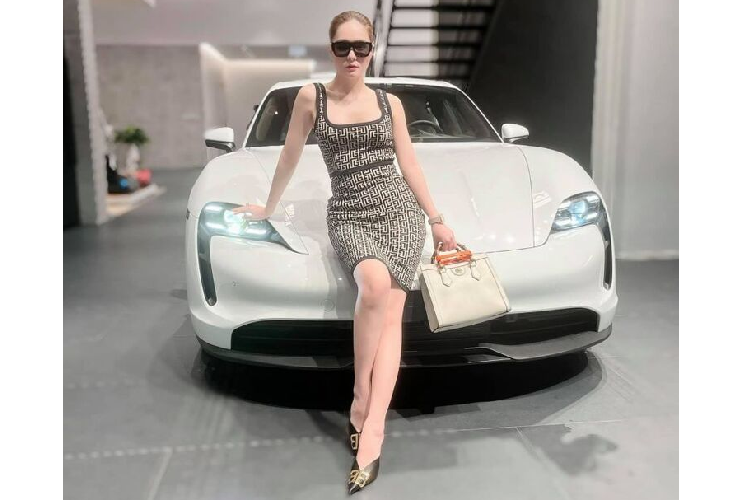 Ngoài chiếc xe điện Porsche Taycan bản Turbo, hiện vợ chồng ca sĩ Di Băng đang chờ bàn giao một chiếc xe khủng khác và đây sẽ là xế hộp đắt giá nhất vào garage với trị giá gần 45 tỷ đồng. Mẫu xe được chúng tôi nhắc đến chính là SUV siêu sang Rolls-Royce Cullinan với chỉ tính riêng tiền đồ chơi đã 16 tỷ đồng.