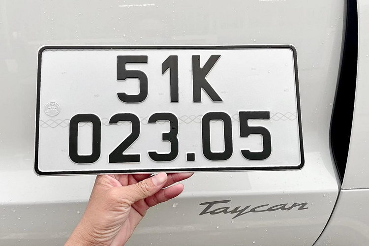 Trong những tháng qua, giới mê xe trong nước khá choáng trước sự chịu chơi cũng như nâng cấp bộ sưu tập xe của vợ chồng ca sĩ Di Băng khi hết chi tiền để làm mới nội thất xe Mercedes-AMG G63 One Edition sang màu cam rồi lại bỏ hơn 60 tỷ đồng để mua các siêu xe, SUV siêu sang và cả Porsche Taycan chính hãng.