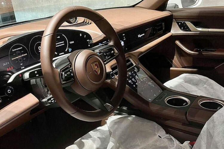 Hiện tại, giá xe Porsche Taycan chính hãng tại Việt Nam là 4,76 tỷ đồng cho bản tiêu chuẩn, Porsche Taycan 4S sẽ có giá 5,72 tỷ đồng, kế đến là Porsche Taycan Turbo với mức giá 7,96 tỷ đồng và đắt nhất là Porsche bản Taycan Turbo S được chào bán lên đến 9,55 tỷ đồng. Các mức giá này chưa bao gồm lựa chọn option mà khách chọn.