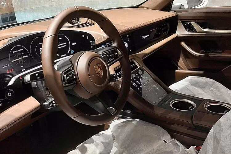 Hiện tại, giá xe Porsche Taycan chính hãng tại Việt Nam là 4,76 tỷ đồng cho bản tiêu chuẩn, Porsche Taycan 4S sẽ có giá 5,72 tỷ đồng, kế đến là Porsche Taycan Turbo với mức giá 7,96 tỷ đồng và đắt nhất là Porsche bản Taycan Turbo S được chào bán lên đến 9,55 tỷ đồng. Các mức giá này chưa bao gồm lựa chọn option mà khách chọn.