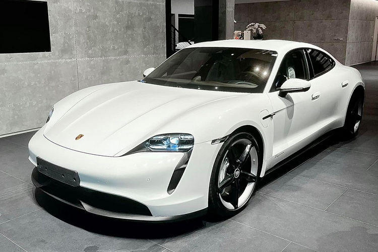 Biển số của chiếc xe điện Porsche Taycan Turbo mới được ca sĩ Di Băng chia sẻ lên mạng cho thấy khi cộng lại sẽ thành 10, 1 con số bù nhưng không quan trọng lắm vì đây chỉ là 1 cách giải thích của giới mê biển, ngoài ra, biển số 51L-023.05 cũng rất đẹp khi lấy 3 số đầu cộng lại sẽ ra 2 con số cuối.