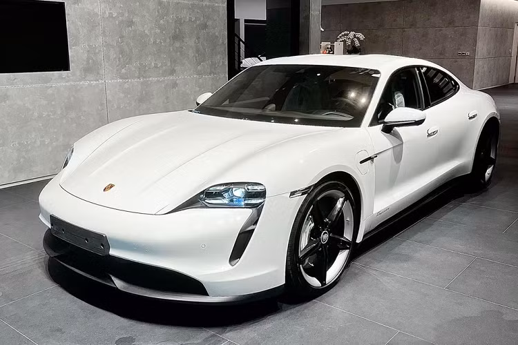 Biển số của chiếc xe điện Porsche Taycan Turbo mới được ca sĩ Di Băng chia sẻ lên mạng cho thấy khi cộng lại sẽ thành 10, 1 con số bù nhưng không quan trọng lắm vì đây chỉ là 1 cách giải thích của giới mê biển, ngoài ra, biển số 51L-023.05 cũng rất đẹp khi lấy 3 số đầu cộng lại sẽ ra 2 con số cuối.