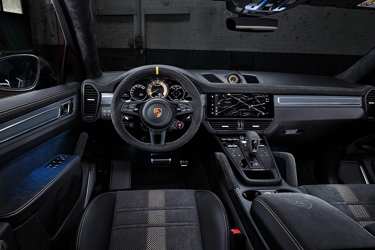 Không dừng ở đó, mẫu xe SUV Porsche Cayenne Turbo GT 2021 còn được trang bị hộp số tự động Tiptronic S 8 cấp, cho phép xe chỉ mất 3,3 giây để tăng tốc từ 0-100 km/h và đạt vận tốc tối đa là 300 km/h. So với Porsche Cayenne Turbo Coupe, mẫu xe này tăng tốc nhanh hơn 0,6 giây và sở hữu vận tốc tối đa cao hơn 14 km/h.