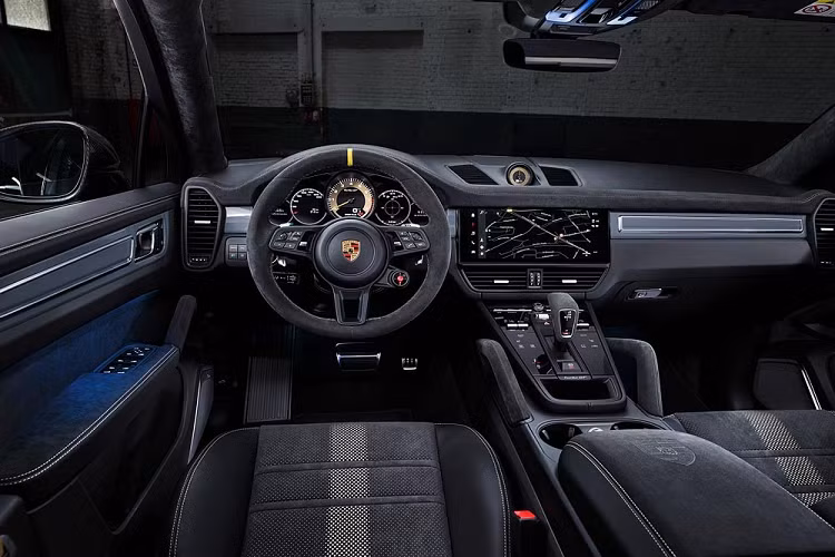 Không dừng ở đó, mẫu xe SUV Porsche Cayenne Turbo GT 2021 còn được trang bị hộp số tự động Tiptronic S 8 cấp, cho phép xe chỉ mất 3,3 giây để tăng tốc từ 0-100 km/h và đạt vận tốc tối đa là 300 km/h. So với Porsche Cayenne Turbo Coupe, mẫu xe này tăng tốc nhanh hơn 0,6 giây và sở hữu vận tốc tối đa cao hơn 14 km/h.