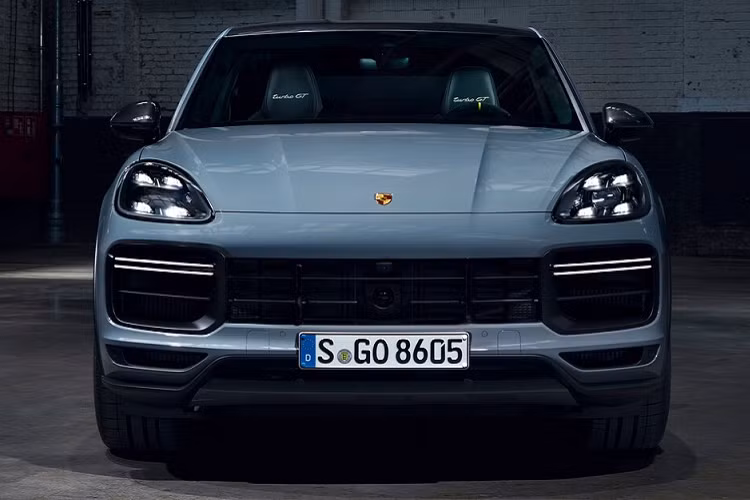 So với Cayenne Turbo Coupe, Porsche Cayenne Turbo GT sở hữu hai bánh trước rộng hơn 1 inch (khoảng 25 mm). Góc camber âm của bánh xe so với mặt đường được cải thiện 0,45 độ khiến bộ lốp hàng hiệu Pirelli P Zero Corsa 22 inch được phát triển riêng cho xe có diện tích bề mặt tiếp xúc lớn hơn. Hệ thống phanh gốm tổng hợp của Porsche (PCCB) cũng là trang bị tiêu chuẩn trên Cayenne Turbo GT.