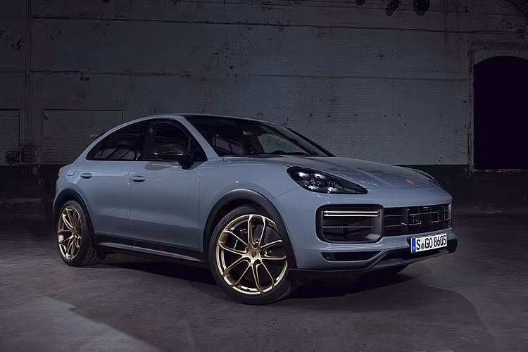 Bên cạnh sự nổi trội về sức mạnh và khả năng vận hành ấn tượng, Porsche Cayenne Turbo GT còn có sự độc đáo ở thiết kế nội thất khi sở hữu không gian 4 chỗ ngồi với chất liệu Alcantara cao cấp. Vô lăng thể thao đa chức năng được trang trí bằng điểm đánh dấu góc 12 giờ màu vàng cũng là nét đặc trưng trên xe thể thao Porsche.
