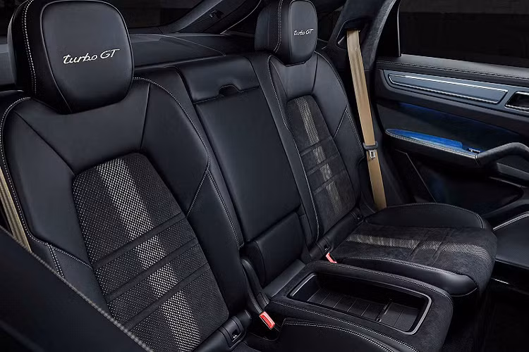 Không chỉ nhanh và mạnh, Porsche Cayenne Turbo GT 2021 còn được thiết kế với trọng tâm thấp hơn 17 mm so với Cayenne Turbo Coupe. Các thành phần khung gầm thụ động cũng như hệ thống kiểm soát chủ động trên xe đều được tái cấu trúc và tối ưu hóa để đạt được khả năng điều khiển cùng hiệu suất mong muốn.