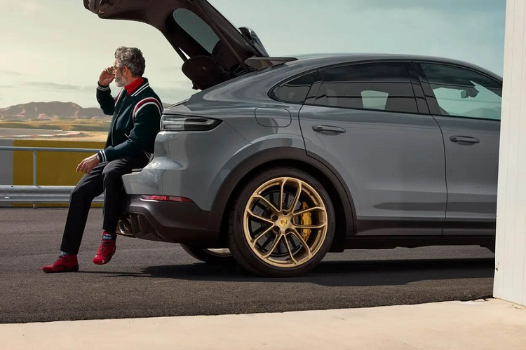 Ngoài ra, các chi tiết của những hệ thống này cũng được hiệu chỉnh để đảm bảo sự tương tác hoàn hảo với nhau. Cụ thể, độ cứng của hệ thống treo khí nén với công nghệ ba buồng tăng 15%, thông số giảm chấn của hệ thống treo chủ động PASM, hệ thống trợ lực tay lái cao cấp Power Steering Plus và hệ thống đánh lái trục sau cũng được điều chỉnh tương thích.