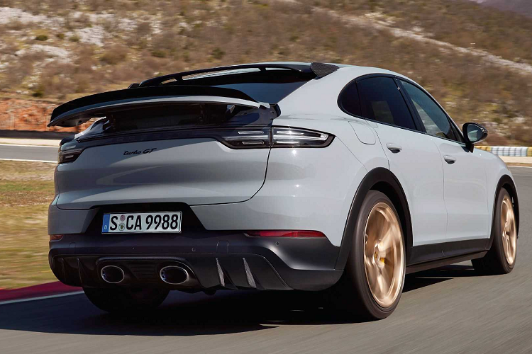 Tay đua Lars Kern của Porsche đã chứng thực khả năng vận hành ấn tượng này của Cayenne Turbo GT bằng việc chinh phục vòng đua dài 20,832 km chỉ trong 7 phút 38,9 giây tại đường đua Nürburgring Nordschleife, xác lập kỷ lục mới cho dòng xe SUV.