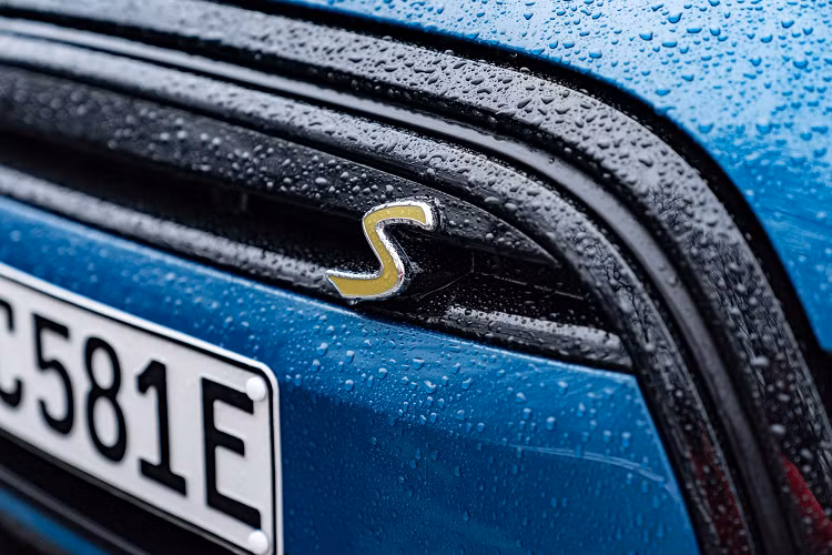 MINI trang bị cho Cooper SE Electric Collection 2 tùy chọn hỗ trợ người lái là tiêu chuẩn (Driver Assistance Package) và nâng cao (Driver Assistance Package Plus). Gói hỗ trợ người lái tiêu chuẩn có cảnh báo chệch làn đường, trong khi gói nâng cao có thêm kiểm soát hành trình chủ động.