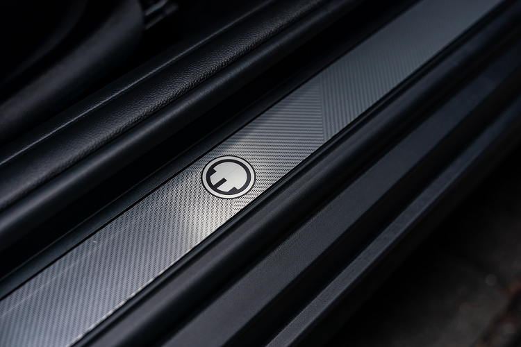 Chi tiết gây chú ý đầu tiên khi bước vào bên trong là logo MINI Electric trên bệ cửa. Cooper SE Electric Collection được trang bị ghế thể thao bọc vải xám kết hợp vật liệu giả da, vô lăng bọc da Nappa cùng logo MINI Electric. Ngoài ra, phiên bản này có sẵn gói trang trí nội thất MINI Yours Aluminium.