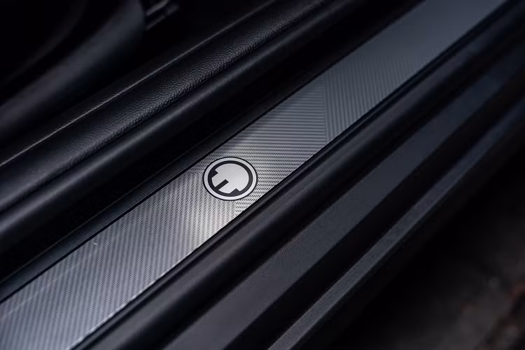 Chi tiết gây chú ý đầu tiên khi bước vào bên trong là logo MINI Electric trên bệ cửa. Cooper SE Electric Collection được trang bị ghế thể thao bọc vải xám kết hợp vật liệu giả da, vô lăng bọc da Nappa cùng logo MINI Electric. Ngoài ra, phiên bản này có sẵn gói trang trí nội thất MINI Yours Aluminium.