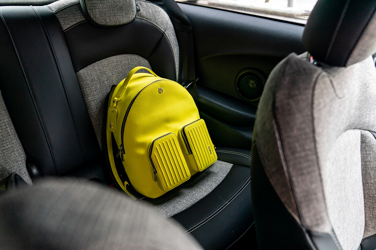 Các tính năng tiêu chuẩn trên xe có thể kể đến như sạc không dây, kết nối MINI Connected XL hay định vị GPS. Người dùng cũng có thể lựa chọn thêm các trang bị như định vị GPS nâng cao (Connected Navigation Plus) hiển thị trên kính lái, vô lăng có chức năng sưởi.