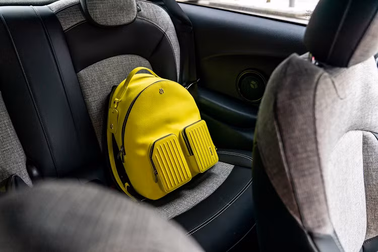 Các tính năng tiêu chuẩn trên xe có thể kể đến như sạc không dây, kết nối MINI Connected XL hay định vị GPS. Người dùng cũng có thể lựa chọn thêm các trang bị như định vị GPS nâng cao (Connected Navigation Plus) hiển thị trên kính lái, vô lăng có chức năng sưởi.