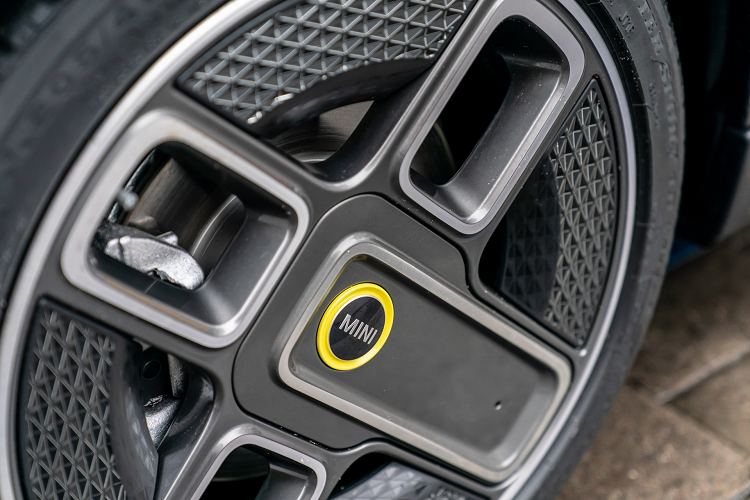 MINI trang bị cho Cooper SE Electric Collection bộ mâm hợp kim nhẹ có kích thước 17 inch.
