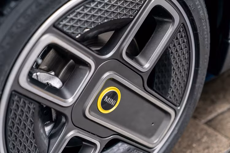 MINI trang bị cho Cooper SE Electric Collection bộ mâm hợp kim nhẹ có kích thước 17 inch.