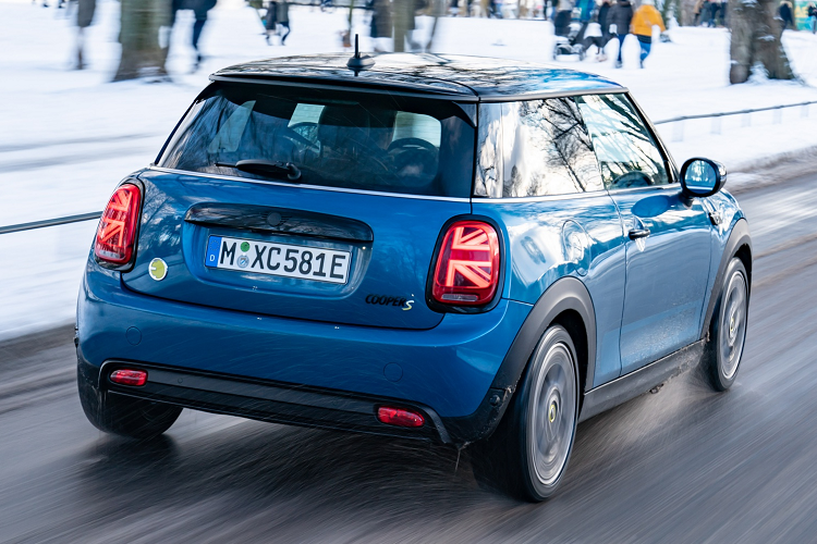 Ngoại thất của xe điện MINI Cooper SE Electric Collection được hoàn thiện với màu sơn xanh Island Blue, đây là lần đầu tiên một phiên bản Cooper SE được phủ màu sơn này. Khách hàng cũng có thể chi thêm tiền để thay đổi màu sơn phần mái thành xám hoặc dạng đa sắc.