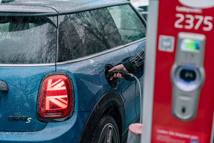 Về sức mạnh, xe vẫn dùng động cơ điện kết hợp với bộ pin lithium-ion 32,6 kWh. Động cơ điện sản sinh công suất 181 mã lực, mô-men xoắn cực đại 270 Nm. Phạm vi di chuyển của mẫu xe này là 203-234 km khi được sạc đầy.