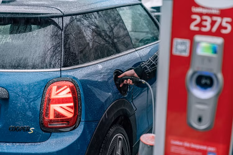 Về sức mạnh, xe vẫn dùng động cơ điện kết hợp với bộ pin lithium-ion 32,6 kWh. Động cơ điện sản sinh công suất 181 mã lực, mô-men xoắn cực đại 270 Nm. Phạm vi di chuyển của mẫu xe này là 203-234 km khi được sạc đầy.