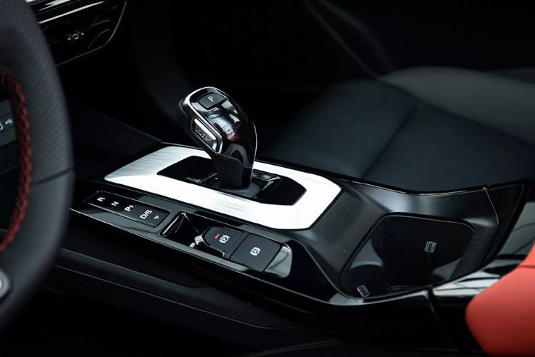 Nội thất của mẫu xe sedan MG5 2021 thiết kế khá “nịnh mắt” với vô lăng thiết kế thể thao, màn hình giải trí 14,1 inch, trang bị cửa cửa sổ trời cỡ lớn, ghế bọc da và đường chỉ khâu nổi bật.