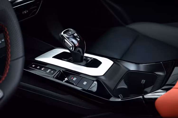 Nội thất của mẫu xe sedan MG5 2021 thiết kế khá “nịnh mắt” với vô lăng thiết kế thể thao, màn hình giải trí 14,1 inch, trang bị cửa cửa sổ trời cỡ lớn, ghế bọc da và đường chỉ khâu nổi bật.