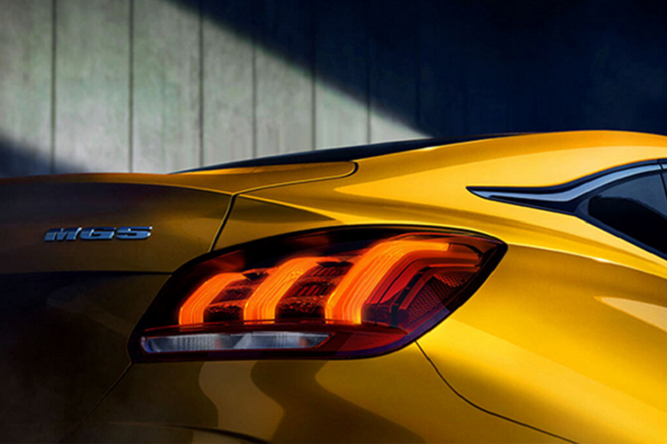 Sở hữu thiết kế đẹp mắt, MG 5 2021 là mẫu sedan hứa hẹn sẽ hút khách nếu được phân phối chính hãng tại Việt Nam. Về thiết kế, lưới tản nhiệt mới của MG5 thế hệ mới khá rộng và có hình dạng tương tự như thiết kế lưới tản nhiệt của Maserati. Nằm dọc theo lưới tản nhiệt mới là cặp đèn pha LED tích hợp dải đèn LED chiếu sáng ban ngày.