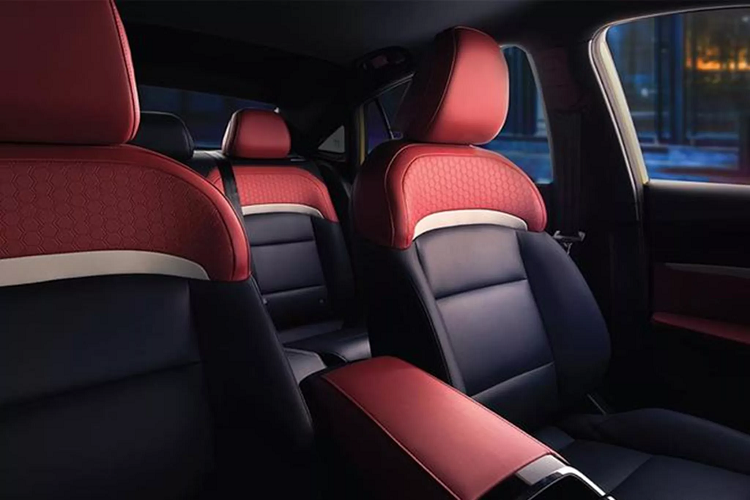 Nếu được phân phối, MG5 2021 hứa hẹn sẽ hấp dẫn khách hàng Việt nhờ vào thiết kế và giá bán hấp dẫn trong phân khúc. Theo đó, mặc dù MG5 2021 được định vị ở phân khúc C, nhưng giá bán sẽ trong tầm giá phân khúc B. Giá bán “đứng giữa” sẽ giúp MG5 2021 cạnh tranh tốt trong cả 2 phân khúc, hứa hẹn sẽ trở thành mẫu xe bán chạy của MG Việt Nam.