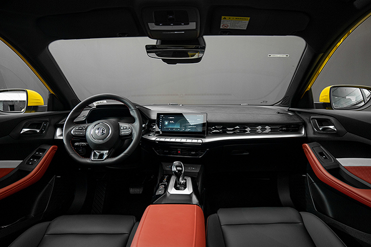 Bên cạnh đó, thiết kế cản sau thể thao với bộ khuếch tán sau (giả) và ống xả đôi. Đèn hậu LED có thiết kế vuốt ngược lấy cảm hứng từ MG 6. Nhìn chung, MG5 thế hệ mới mang thiết kế ấn tượng, nhất là ở phần đầu xe giúp mẫu xe này dễ dàng nhận được sự chú ý.