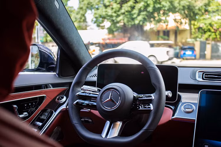 Ở khoang ông chủ, xe được trang bị 1 cặp màn hình giải trí 11,6 inch bố trí ở tựa lưng ghế trước, bên cạnh máy tính bảng 7 inch đa tác vụ, cho phép thể tháo rời (gói Bussiness Console).