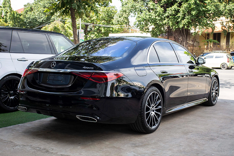 Nhìn vào tổng thể ngoại thất, S-Class 2022 thế hệ mới (W223) không khác biệt quá nhiều so với thế hệ cũ (W222). Một số chi tiết được đổi mới như tay nắm cửa ẩn, lưới tản nhiệt rộng hơn và đèn pha được thiết kế lại. Về kích thước, S-Class 2022 sở hữu chiều dài cơ sở đạt 5.179 mm ở bản tiêu chuẩn (tăng 54 mm so với thế hệ cũ) và 5.289 mm ở bản trục cơ sở dài LWB (tăng 34 mm so với thế hệ cũ).