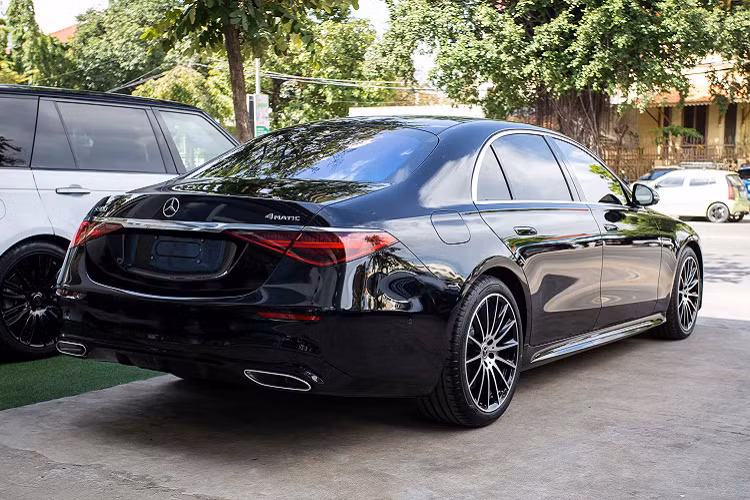 Nhìn vào tổng thể ngoại thất, S-Class 2022 thế hệ mới (W223) không khác biệt quá nhiều so với thế hệ cũ (W222). Một số chi tiết được đổi mới như tay nắm cửa ẩn, lưới tản nhiệt rộng hơn và đèn pha được thiết kế lại. Về kích thước, S-Class 2022 sở hữu chiều dài cơ sở đạt 5.179 mm ở bản tiêu chuẩn (tăng 54 mm so với thế hệ cũ) và 5.289 mm ở bản trục cơ sở dài LWB (tăng 34 mm so với thế hệ cũ).