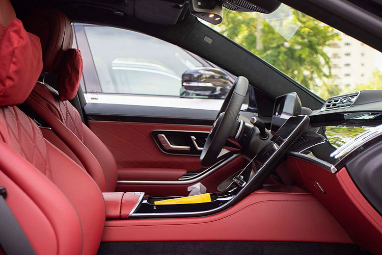 Không sử dụng động cơ V8 như thế hệ cũ, S500 2022 thế hệ mới sử dụng động cơ 6cyl thẳng hàng dung tích 3.0L tăng áp, kết hợp với hệ truyền động mild hybrid EQ Boost (67hp + 20Nm), sản sinh công suất tối đa xăng/điện đạt 429 mã lực và mô-men xoắn cực đại 520Nm.