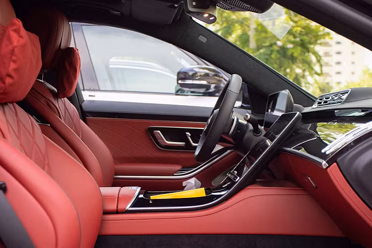 Không sử dụng động cơ V8 như thế hệ cũ, S500 2022 thế hệ mới sử dụng động cơ 6cyl thẳng hàng dung tích 3.0L tăng áp, kết hợp với hệ truyền động mild hybrid EQ Boost (67hp + 20Nm), sản sinh công suất tối đa xăng/điện đạt 429 mã lực và mô-men xoắn cực đại 520Nm.