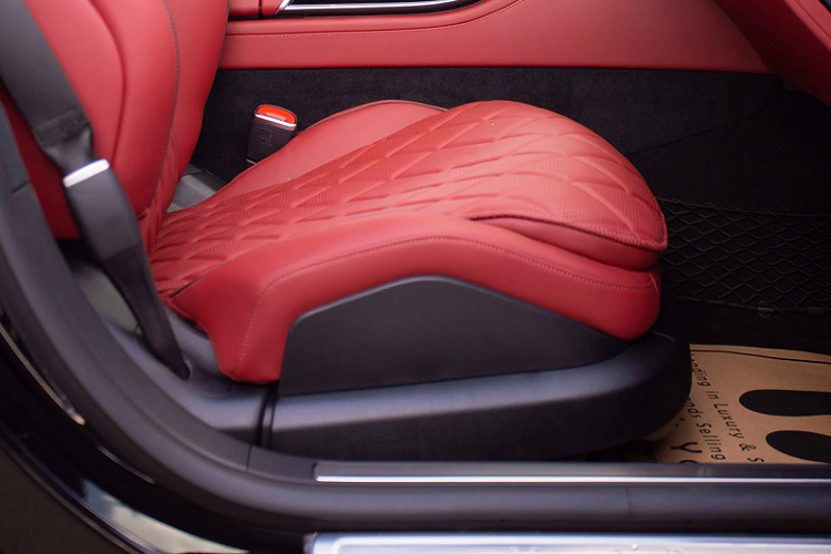 Sức mạnh được truyền xuống 4 bánh (4Matic), thông qua hộp số tự động 9 cấp. Xe đi kèm với nhiều chế độ lái bao gồm Eco, Comfort, Sport, Sport Plus, Individual (cá nhân hoá). S500 2022 đi kèm với nhiều “đồ chơi” như treo khí nén và hệ thống kiểm soát thân xe chủ động E-Active là trang bị Tiêu chuẩn, ngoài ra S 500 2022 còn có tùy chọn hệ thống hỗ trợ đánh lái cầu sau.