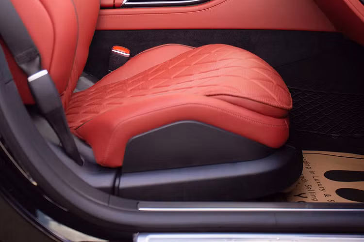 Sức mạnh được truyền xuống 4 bánh (4Matic), thông qua hộp số tự động 9 cấp. Xe đi kèm với nhiều chế độ lái bao gồm Eco, Comfort, Sport, Sport Plus, Individual (cá nhân hoá). S500 2022 đi kèm với nhiều “đồ chơi” như treo khí nén và hệ thống kiểm soát thân xe chủ động E-Active là trang bị Tiêu chuẩn, ngoài ra S 500 2022 còn có tùy chọn hệ thống hỗ trợ đánh lái cầu sau.