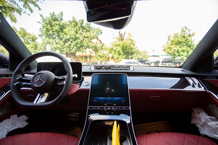 Nội thất Mercedes-Benz S500 thế hệ mới được trang bị màn hình cảm ứng OLED kích thước 12,8 inch OLED ở bảng điều khiển trung tâm, thay cho màn 10,3 inch đặt ngang ở thế hệ cũ. Trong khi đồng hồ hỗ trợ lái kỹ thuật số vẫn duy trì kích thước 12,3 inch với nhiều tùy chọn hiển thị theo các phong các khác nhau (Discreet, Sporty, Exclusive và Classic).