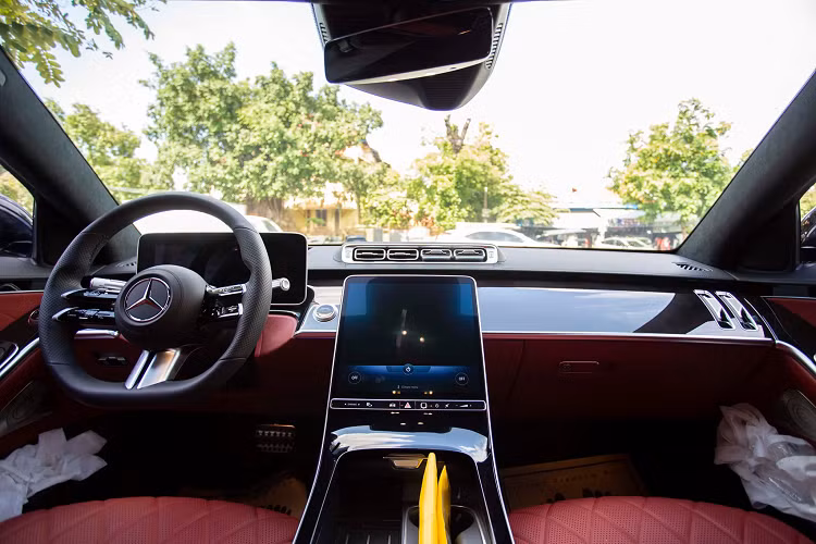 Nội thất Mercedes-Benz S500 thế hệ mới được trang bị màn hình cảm ứng OLED kích thước 12,8 inch OLED ở bảng điều khiển trung tâm, thay cho màn 10,3 inch đặt ngang ở thế hệ cũ. Trong khi đồng hồ hỗ trợ lái kỹ thuật số vẫn duy trì kích thước 12,3 inch với nhiều tùy chọn hiển thị theo các phong các khác nhau (Discreet, Sporty, Exclusive và Classic).