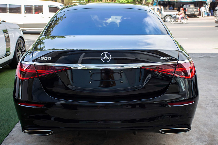 Tham khảo giá bán tại thị trường Mỹ, phiên bản S500 4Matic AMG Line có giá bán khởi điểm từ 114.000 USD (khoảng 2,6 tỷ đồng). Tại Việt Nam, đã có một chiếc S500 2022 thế hệ mới nhập tư nhân được đưa về nước nhưng mức giá xe chưa được công bố.