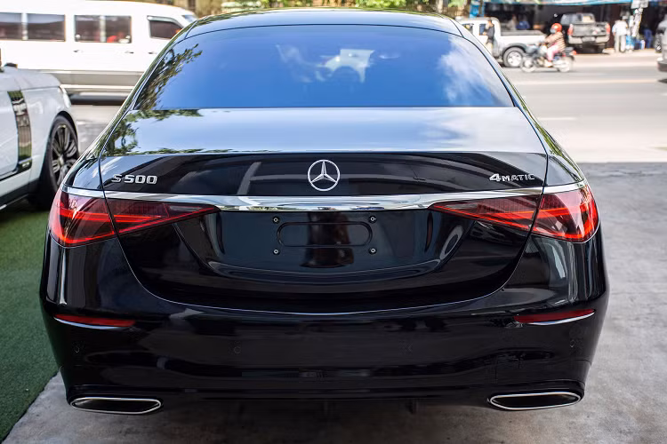 Tham khảo giá bán tại thị trường Mỹ, phiên bản S500 4Matic AMG Line có giá bán khởi điểm từ 114.000 USD (khoảng 2,6 tỷ đồng). Tại Việt Nam, đã có một chiếc S500 2022 thế hệ mới nhập tư nhân được đưa về nước nhưng mức giá xe chưa được công bố.