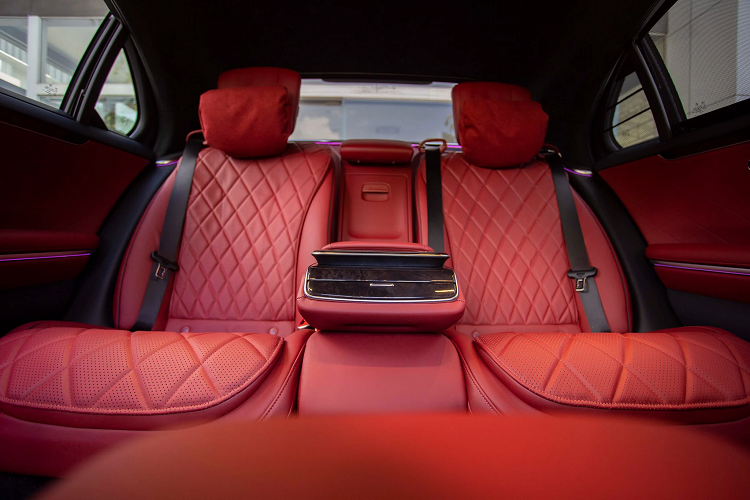 Về an toàn và hỗ trợ lái, xe được trang bị hệ thống phanh tự động khẩn cấp, kiểm soát trình thích ứng, hỗ trợ giữ làn và chuyển làn, nhận diện biển báo đường bộ, cảnh báo phương tiện cắt ngang khi lùi, cảm báo điểm mù và hơn nữa.